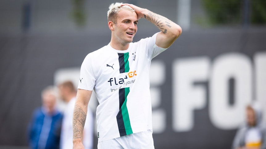 Gladbach-Verteidiger Jordan Louis Beyer ist am Donnerstag (1. September 2022) zum englischen Zweitligisten FC Burnley gewechselt. Dieses Foto zeigt Beyer am 26. Juni. Er fasst sich an den Kopf.