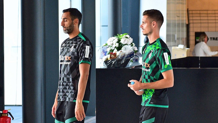DFB-Nationalspieler und Gladbach-Zugang Julian Weigl (r.), hier zu sehen am Donnerstag (1. September 2022) im Borussia-Park, vor ihm geht Athletik-Trainer Alexander Mouhcine (l.). Weigl hat eine Wasserflasche in seinen Händen.