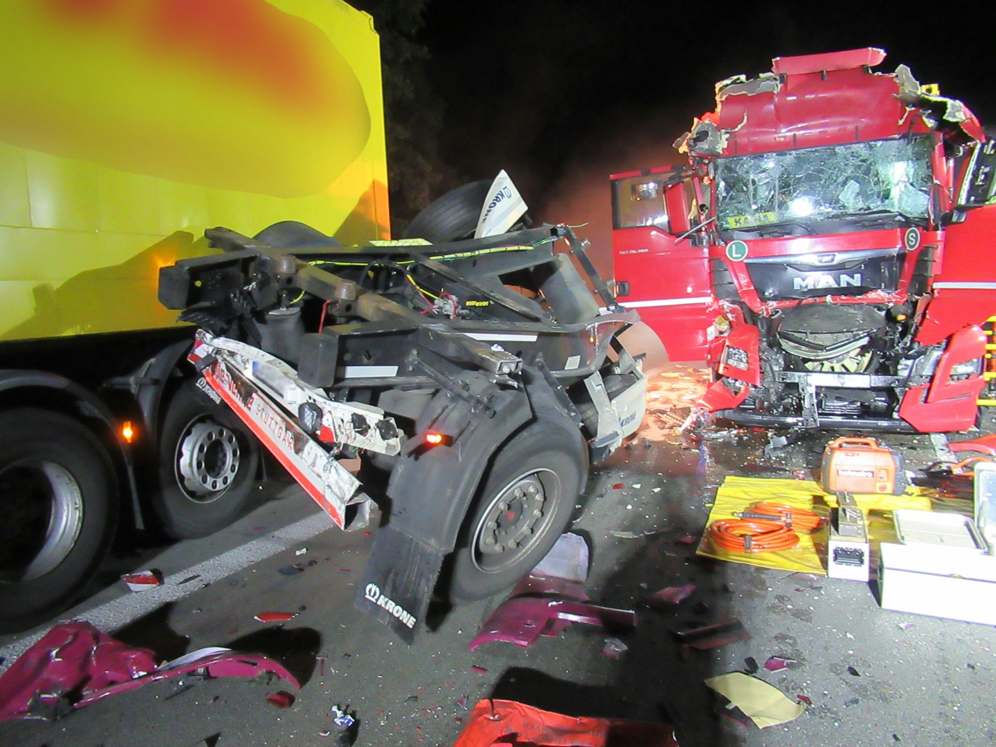Drei kaputte Lkw nach einem schweren Unfall auf der A1 bei Münster. Einer der Fahrer wurde schwer verletzt.