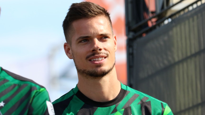 Gladbach-Zugang Julian Weigl, auf diesem Foto ist der Mittelfeldspieler am 2. September 2022 im Borussia-Park zu sehen. Weigl lächelt.