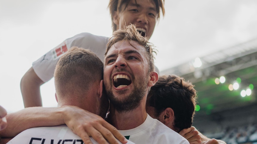 Christoph Kramer (vorne) freut sich in einer Jubeltraube mit Nico Elvedi, Ko Itakura und Florian Neuhaus über den Sieg von Borussia Mönchengladbach am 5. August 2022 gegen die TSG 1899 Hoffenheim.