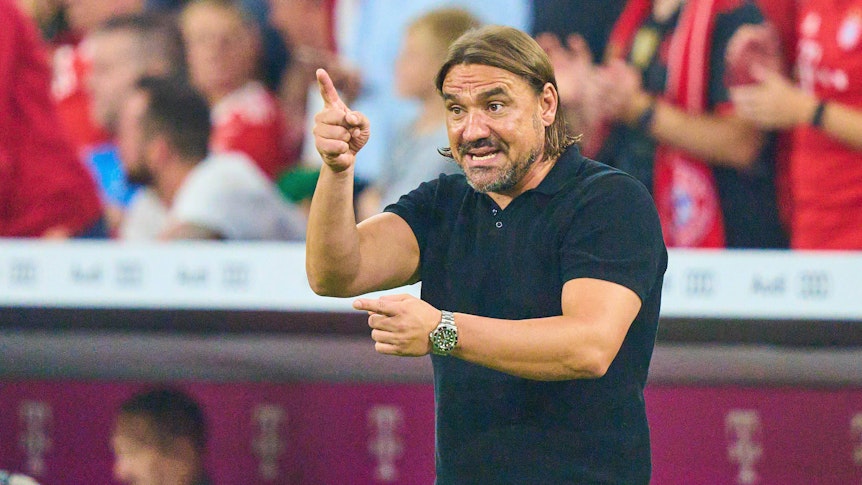 Trainer Daniel Farke von Borussia Mönchengladbach am 27. August an der Seitenlinie in der Allianz-Arena beim Auswärtsspiel gegen den FC Bayern München.