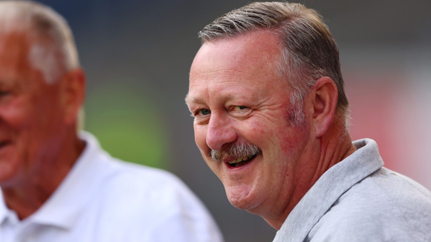 Roland Virkus, Manager von Borussia Mönchengladbach, lacht beim Freundschaftsspiel gegen den MSV Duisburg am 17. Juli 2022.