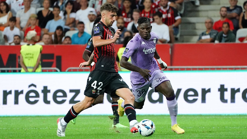 Breel Embolo (l.), Ex-Spieler von Borussia Mönchengladbach, hier im Duell mit Mattia Viti von OGC Nizza (r.), hat die AS Monaco am Sonntag (4. September 2022) zum Sieg geschossen.