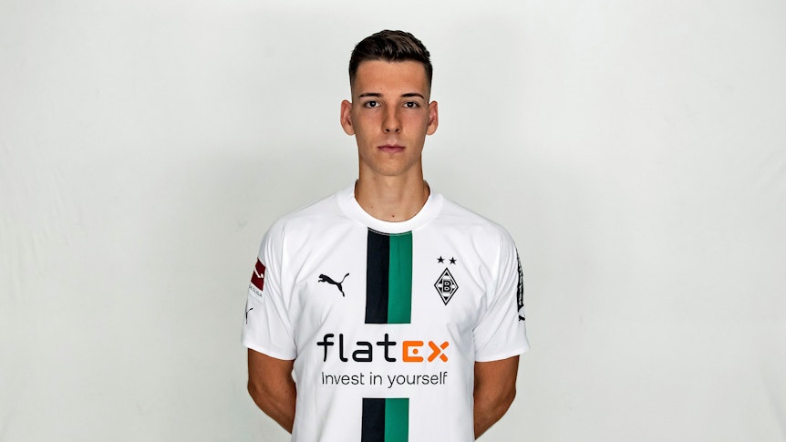 Conor Noß, Stürmer von Fußball-Bundesligist Borussia Mönchengladbach in der Saison 2022/2023. Er hat die Arme hinter seinem Rücken verschränkt.