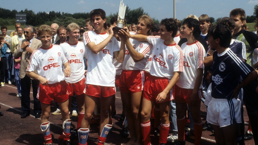 Kennen sich seit frühester Jugend: Markus Babbel (3. v.li.) und Max Eberl (li.). Das Foto zeigt beide mit ihren Teamkollegen bei der Siegerehrung der deutschen B-Jugend-Meisterschaft 1988/1989 mit dem FC Bayern München.