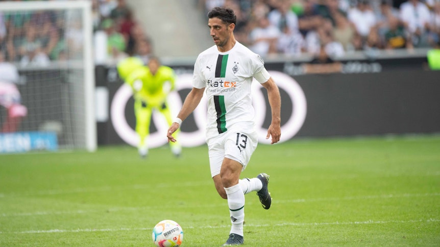 Lars Stindl, Kapitän von Borussia Mönchengladbach, führt den Ball am Fuß.