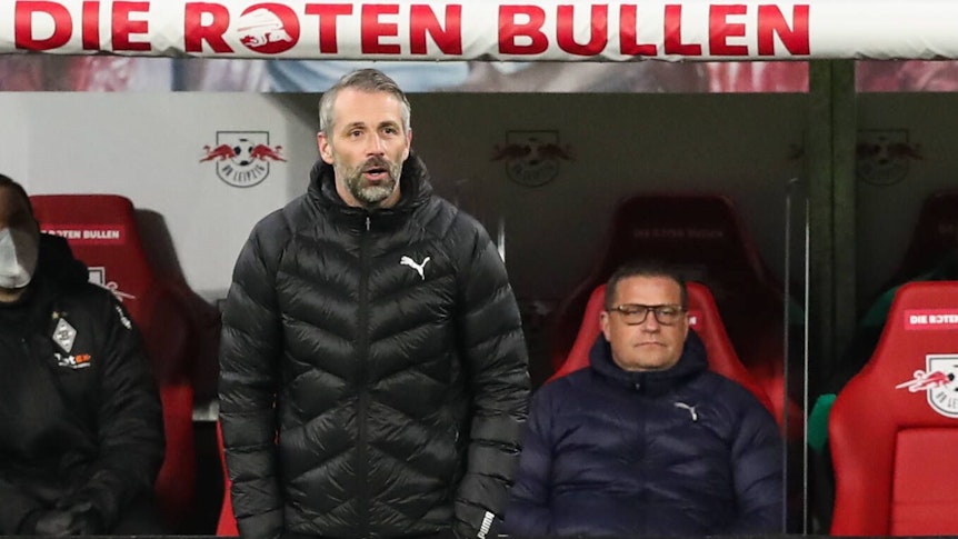 Marco Rose (Mitte), Ex-Coach von Borussia Mönchengladbach, könnte schon bald wieder mit Ex-Gladbach-Manager Max Eberl (r.) zusammenarbeiten. Das Foto zeigt beide in ihrer Zeit bei den Fohlen beim Auswärtsspiel in Leipzig am 27. Februar 2021.