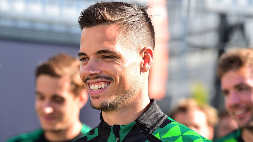 Julian Weigl, Neuzugang bei Borussia Mönchengladbach, hat in der Vergangenheit immer gegen den kommenden Fohlen-Gegner SC Freiburg gewonnen. Das Foto zeigt ihn beim Training am 8. September 2022.