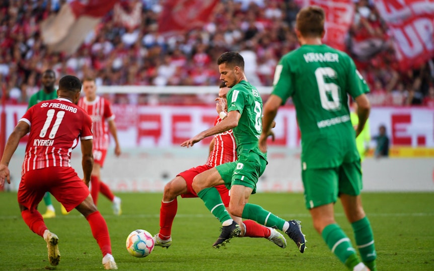 Julian Weigl (M.) von Borussia Mönchengladbach während der Bundesliga-Partie am Sonntag (11. September 2022) beim SC Freiburg.