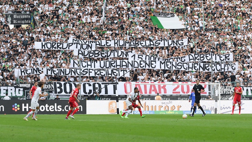 Fans von Borussia Mönchengladbach fordern mit Bannern in der Nordkurve des Borussia-Park am 4. September 2022 den Boykott der WM in Katar.