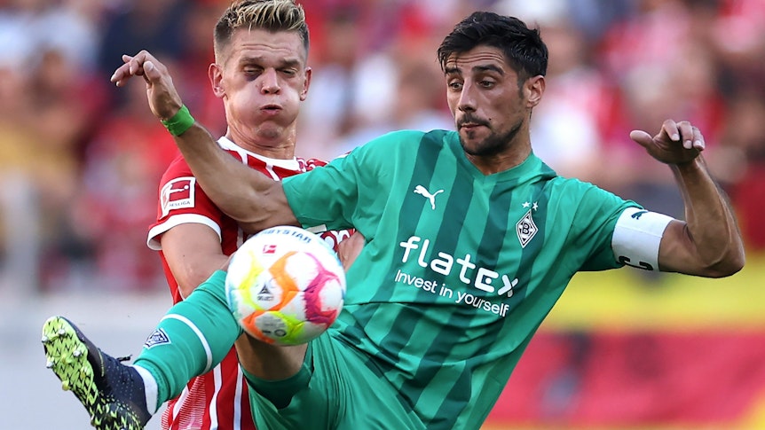 Am Sonntag (11. September 2022) hat Borussia Mönchengladbach 0:0 beim SC Freiburg gespielt. Das Foto zeigt Fohlen-Kapitän Lars Stindl (l.) im Duell mit Ex-Borusse Matthias Ginter.