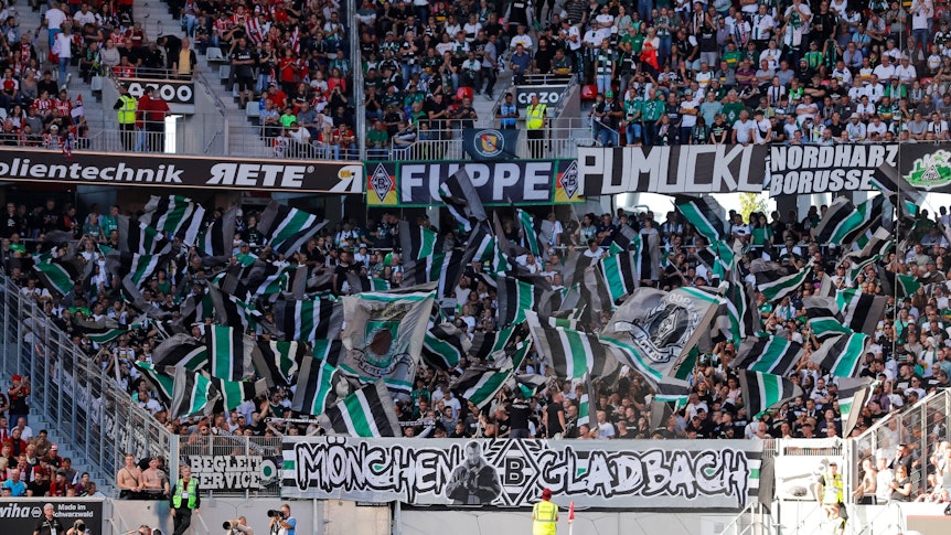 Fans von Borussia Mönchengladbach am Sonntag (11. September 2022) beim Auswärtsspiel in Freiburg im Block.