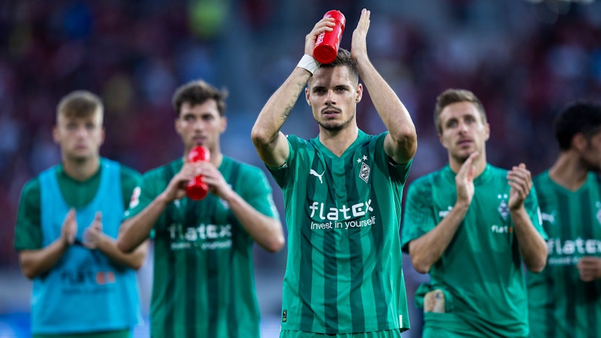 Julian Weigl von Borussia Mönchengladbach applaudiert am Sonntag (11. September 2022) den mitgereisten Fans beim Auswärtsspiel in Freiburg.