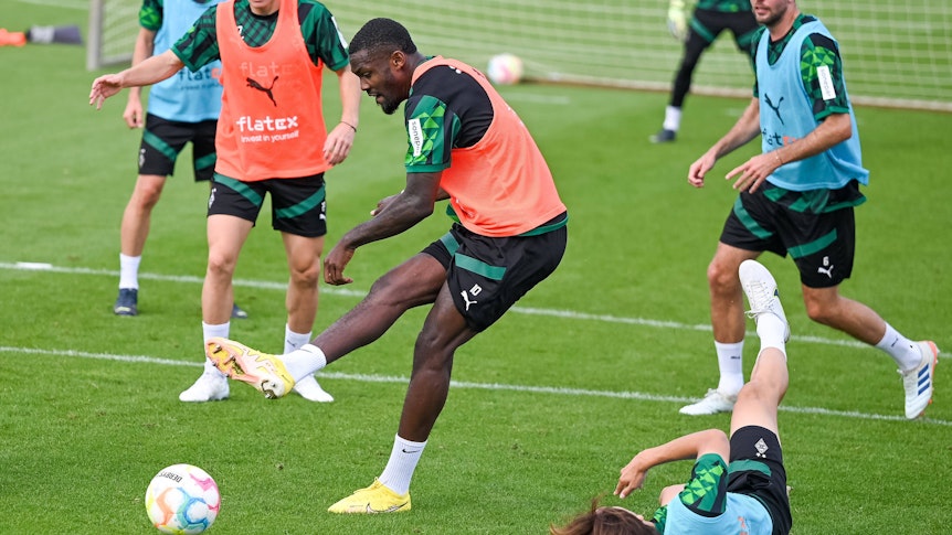 Marcus Thuram mit einem sehenswerten Schuss im Training von Borussia Mönchengladbach am 7. September 2022 im Borussia-Park.
