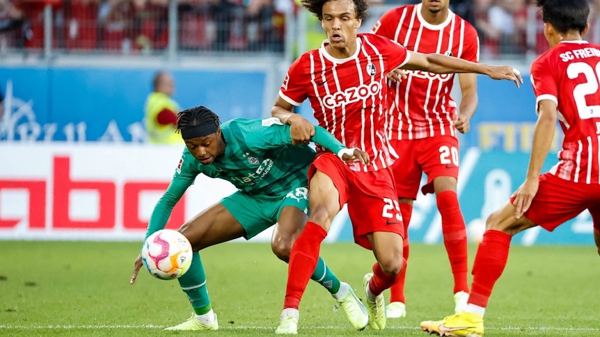 Yvandro Borges Sanches von Borussia Mönchengladbach, hier im Zweikampf mit Kiliann Sildillia vom SC Freiburg, feierte am Sonntag (11. September 2022) im Breisgau sein Bundesliga-Debüt.Yvandro Borges Sanches von Borussia Mönchengladbach, hier im Zweikampf mit Kiliann Sildillia vom SC Freiburg, feierte am Sonntag (11. September 2022) im Breisgau sein Bundesliga-Debüt.
