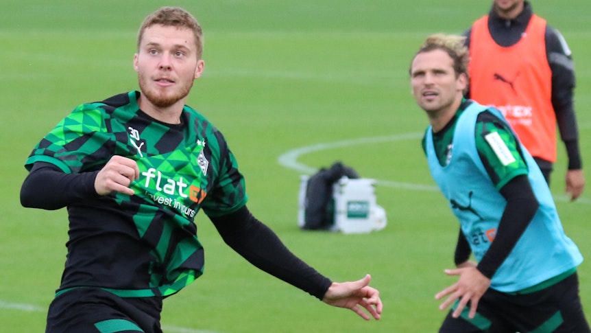 Die Gladbach-Verteidiger Nico Elvedi (l.) und Tony Jantschke (r.) im Borussia-Training am 14. September 2022. Beide schauen Richtung Ball.