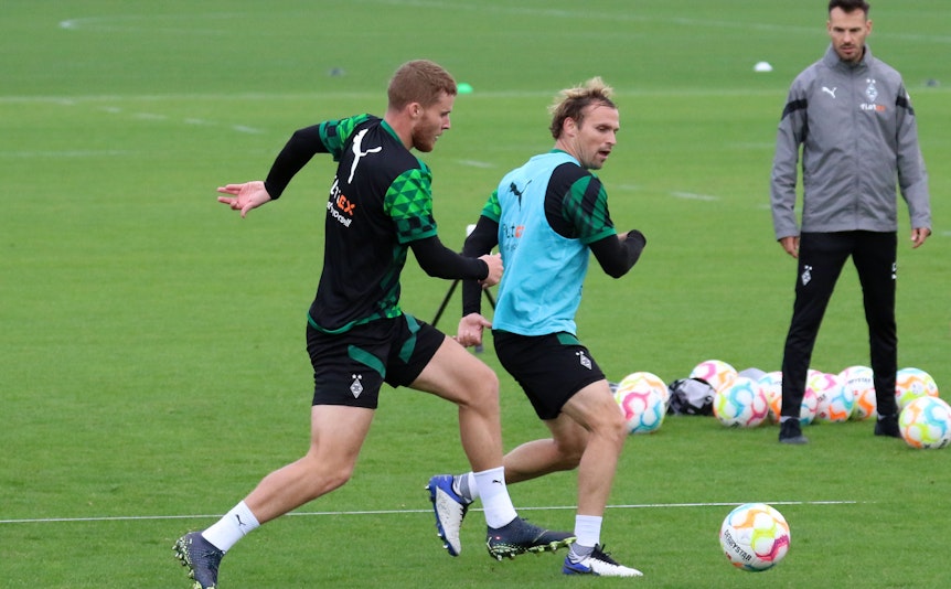 Duell um den Ball im Borussia-Park: Die Gladbach-Verteidiger Nico Elvedi (l.) und Tony Jantschke (r.) am Mittwoch (14. September 2022) im Borussia-Park. Beide sind im Sprint.