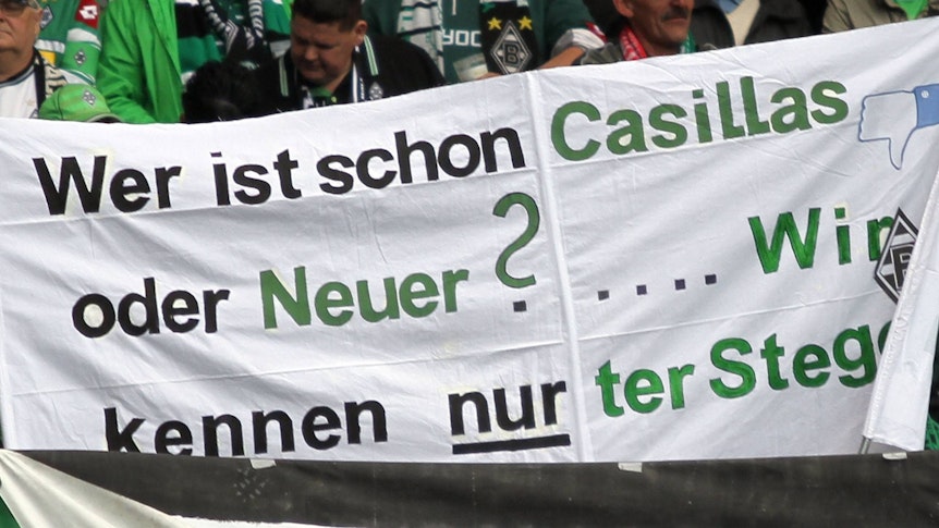 Ein Transparent aus dem Jahr 2014 im Borussia-Park lobt Marc-André ter Stegen, Ex-Keeper von Borussia Mönchengladbach und heutiger Torhüter des FC Barcelona. Iker Casillas, ehemaliger Nationaltorhüter Spaniens hat den Ex-Gladbacher nun ebenfalls geadelt.
