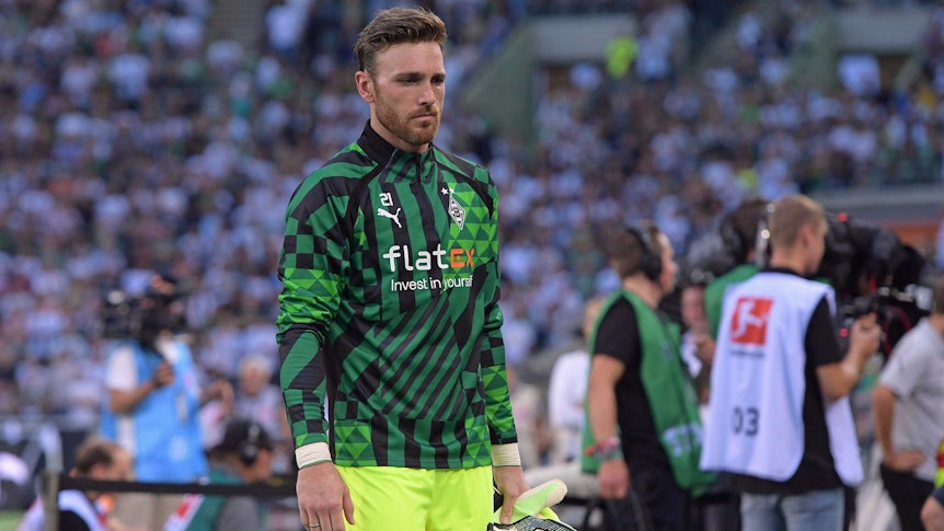 Tobias Sippel, Torwart von Borussia Mönchengladbach, fällt wochenlang mit einer Schulterverletzung aus. Auf diesem Foto ist der 34-Jährige am 19. August 2022 im Borussia-Park zu sehen. Sippel schaut nachdenklich nach unten.