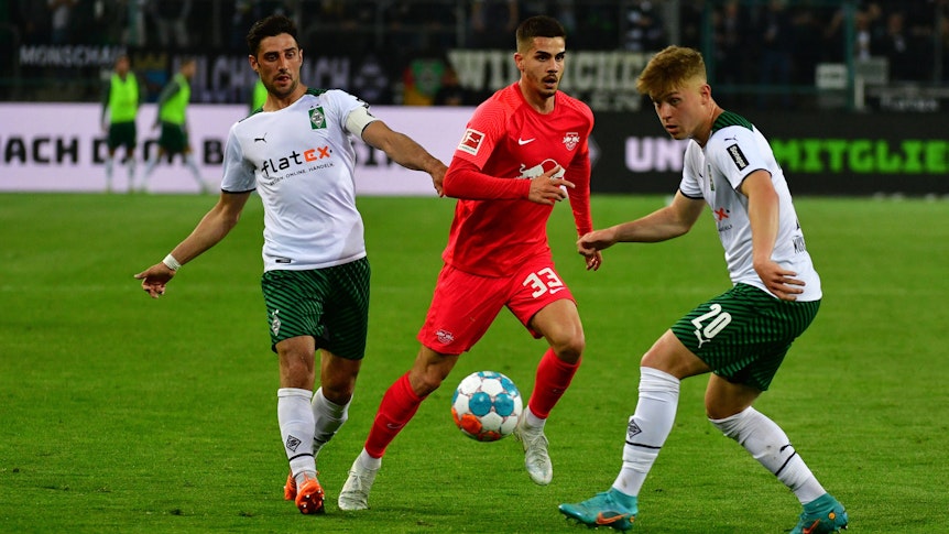 Am Samstag (17. September 2022) trifft Borussia Mönchengladbach am 7. Bundesliga-Spieltag auf RB Leipzig. Das Foto zeigt Lars Stindl (l.) und Luca Netz (r.) im Duell mit Leipzigs André Silva am 2. Mai beim Duell der vergangenen Saison.