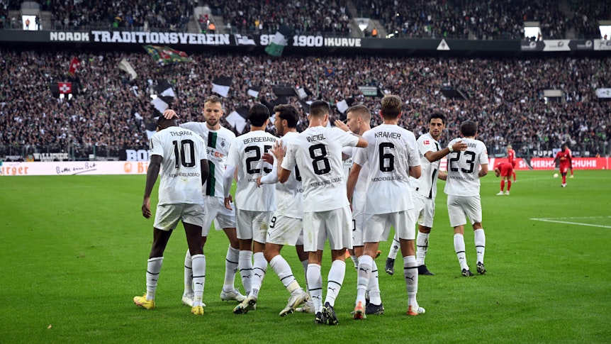 Borussia Mönchengladbach hat am Samstagabend (17. September 2022) das Bundesliga-Topspiel gegen RB Leipzig 3:0 gewonnen. Das Foto zeigt dasTeam von Daniel Farke beim Torjubel nach dem 2:0.