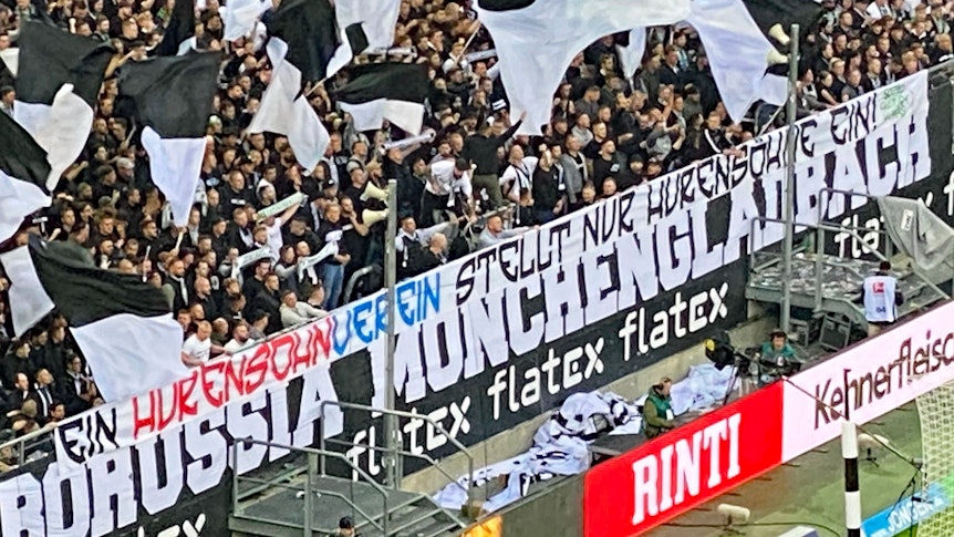 Dieses Wut-Banner in der Nordkurve im Borussia-Park hätte am Samstag (17. September 2022) beinahe zum Abbruch des Bundesliga-Topspiels zwischen Borussia Mönchengladbach und RB Leipzig geführt. Zu sehen ist die Aufschrift: „Ein Hurensohnverein stellt nur Hurensöhne ein!“