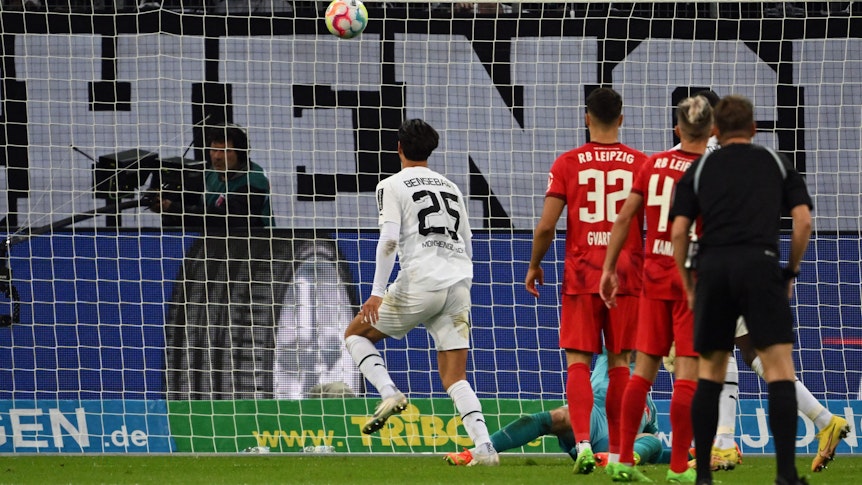 Am Samstagabend (17. September 2022) hat Borussia Mönchengladbach RB Leipzig 3:0 geschlagen. Das Foto zeigt Gladbachs Ramy Bensebaini (l.) beim Erzielen des 3:0.