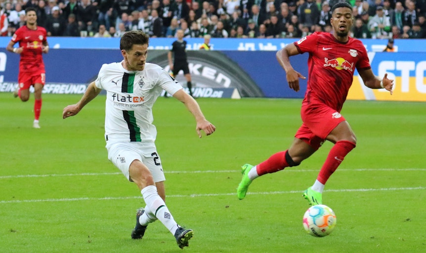 DFB-Nationalspieler und Gladbach-Profi Jonas Hofmann (l.) erzielte beim Bundesliga-Duell am Samstag (17. September 2022) gegen RB Leipzig einen Doppelpack im Borussia-Park. In dieser Szene trifft Hofmann zum 2:0.