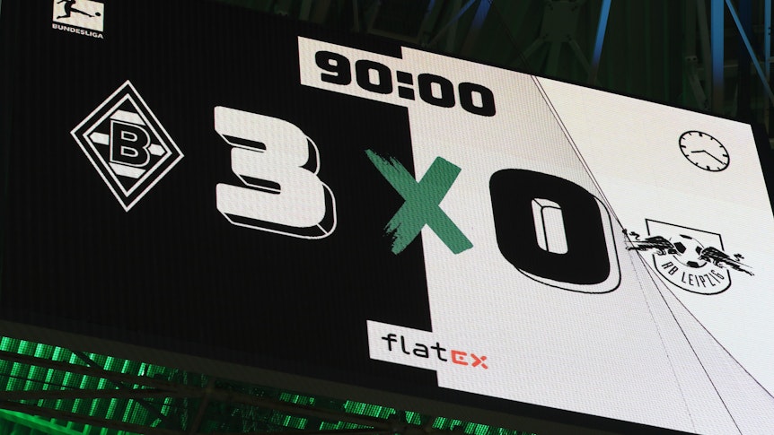 Die Anzeigetafel von Borussia Mönchengladbach zeigt das Endergebnis vom Bundesliga-Spiel gegen RB Leipzig am Samstag (18. September 2022) an.