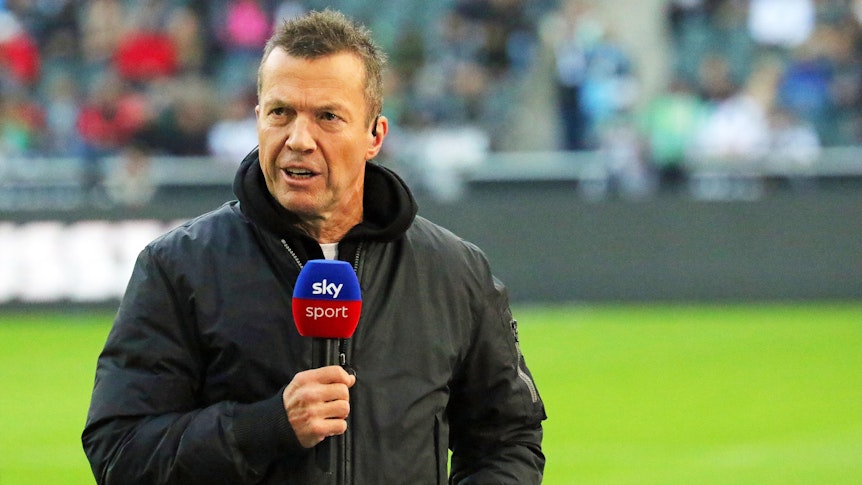 Weltmeister, Weltfußballer, Ex-Gladbach-Star: Sky-Experte Lothar Matthäus, auf diesem Foto am 17. September 2022 im Borussia-Park zu sehen. Matthäus hält ein Mikrofon in seiner rechten Hand.