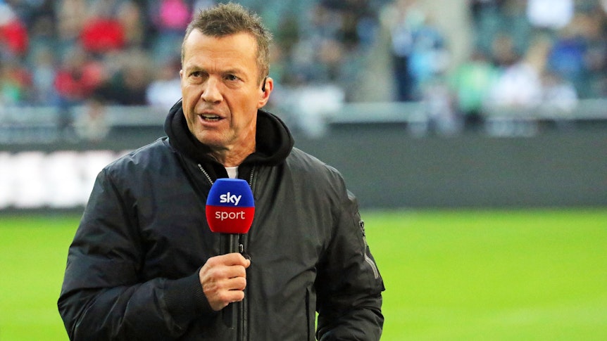 Weltmeister, Weltfußballer, Ex-Gladbach-Star: Sky-Experte Lothar Matthäus, auf diesem Foto am 17. September 2022 im Borussia-Park zu sehen. Matthäus hält ein Mikrofon in seiner rechten Hand.