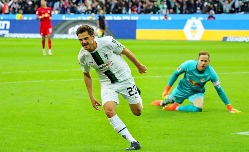 DFB-Nationalspieler Jonas Hofmann jubelt im Bundesliga-Topspiel gegen RB Leipzig. Am Samstag (17. September 2022) ist dem Gladbach-Profi ein Doppelpack gelungen. Hofmann dreht ab zur Jubelrunde.