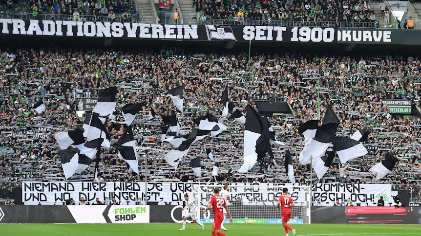 Die Fans von Borussia Mönchengladbach äußern sich am 17. September 2022 mit Transparenten zum Wechsel von Max Eberl zu RB Leipzig.
