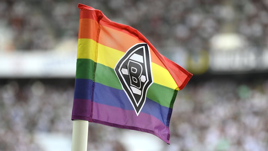 Eine Eckfahne in Regenbogenfarben und dem Vereinsemblem von Borussia-Mönchengladbach, hier zu sehen am 4. September 2022 im Borussia-Park. Symbolfoto.