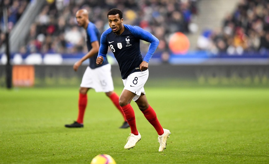 Gladbach-Profi Alassane Plea im Länderspieleinsatz für Weltmeister Frankreich am 20. November 2018 in Paris gegen Uruguay. Plea hat den Ball im Blick.