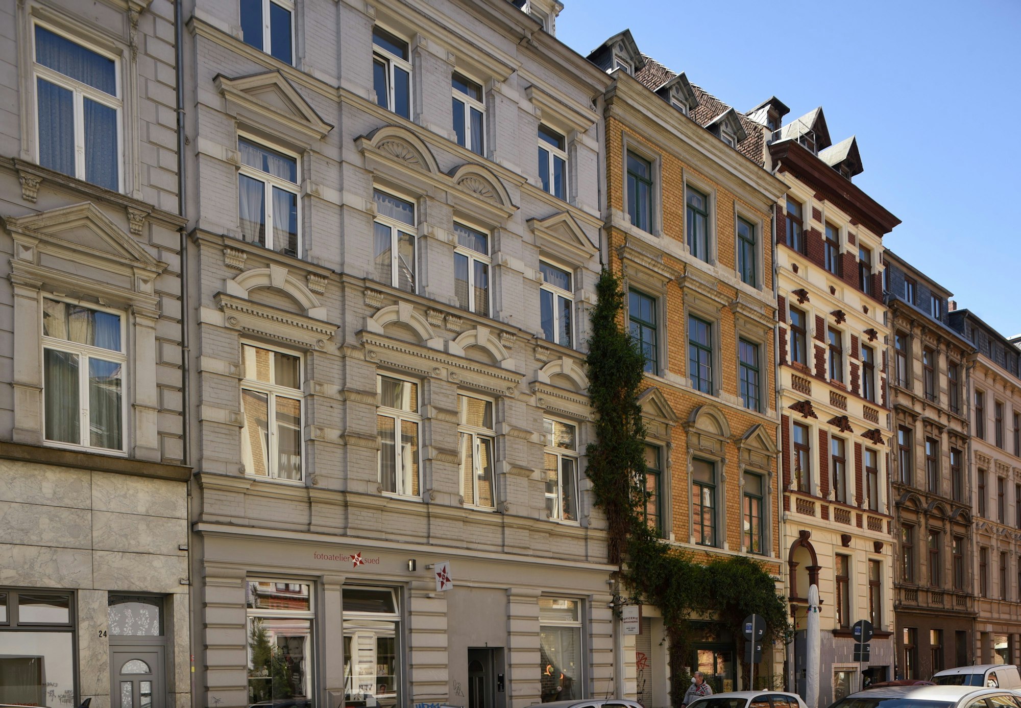 Wohnhäuser mit historischer Fassade in der Kölner Südstadt.