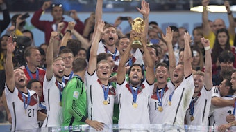 Sami Khedira reckt den WM-Pokal gen Nachthimmel von Rio de Janeiro. So geschehen am 13. Juli 2014. Dabei sind auch Matthias Ginter, Manuel Neuer oder Christoph Kramer. Der Weltmeister und ehemalige DFB-Star kommt zum Jugendturnier von Borussia Mönchengladbach in den Borussia-Park.