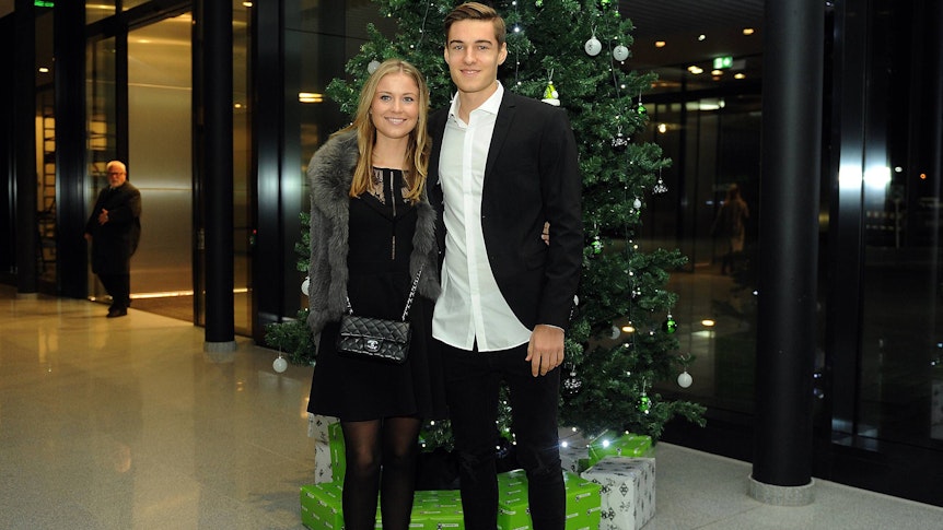 Aline Restle (l.) ist die Freundin von Florian Neuhaus (r.), Profi von Borussia Mönchengladbach. Das Foto zeigt das Paar am 12. Dezember 2017 bei einer Weihnachtsfeier im Borussia-Park.