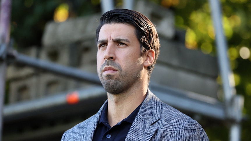 Weltmeister Sami Khedira, hier am 22. September 2022 am Rande eines Testspiels zwischen dem VfB Stuttgart und Grasshopper Club Zürich zu sehen. Khedira schaut auf das Spielfeld.