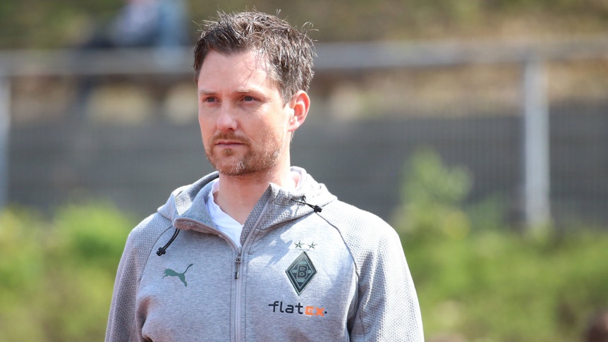 Mirko Sandmöller, Leiter der Nachwuchsabteilung von Fußball-Bundesligist Borussia Mönchengladbach. Auf diesem Foto ist er am 23. April 2022 im Rheydter Grenzlandstadion zu sehen. Sandmöller trägt eine graue Trainingsjacke.