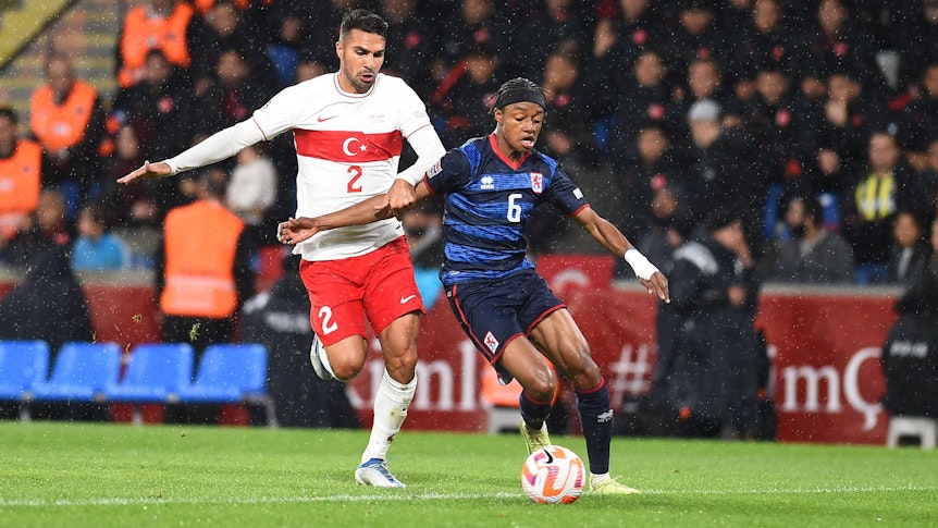Yvandro Borges Sanches von Borussia Mönchengladbach (r.) beim Länderspiel mit der luxemburgischen Nationalmannschaft mit der Türkei im Duell mit Zeki Celik (r.).