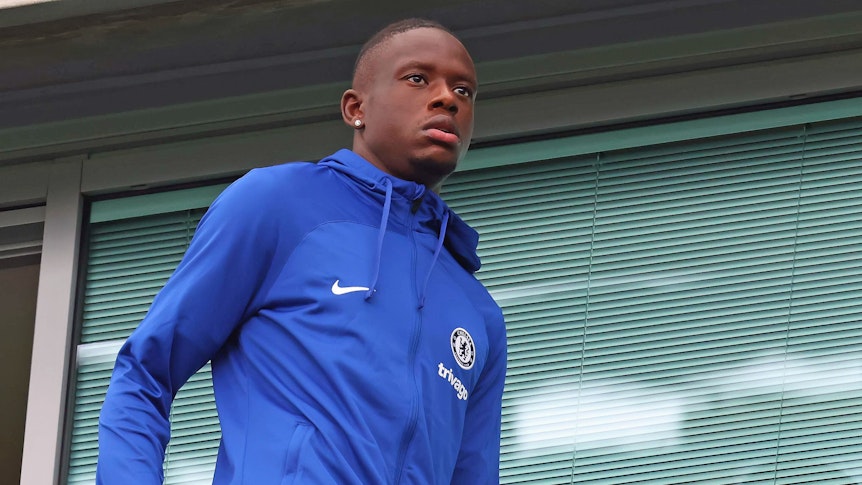 Ex-Gladbach-Profi Denis Zakaria auf der Tribüne der Stamford Bridge. Seit seinem Wechsel zum FC Chelsea ist er noch nicht einmal zum Einsatz gekommen. Auf diesem Foto ist der Schweizer Nationalspieler am 3. September 2022 zu sehen.