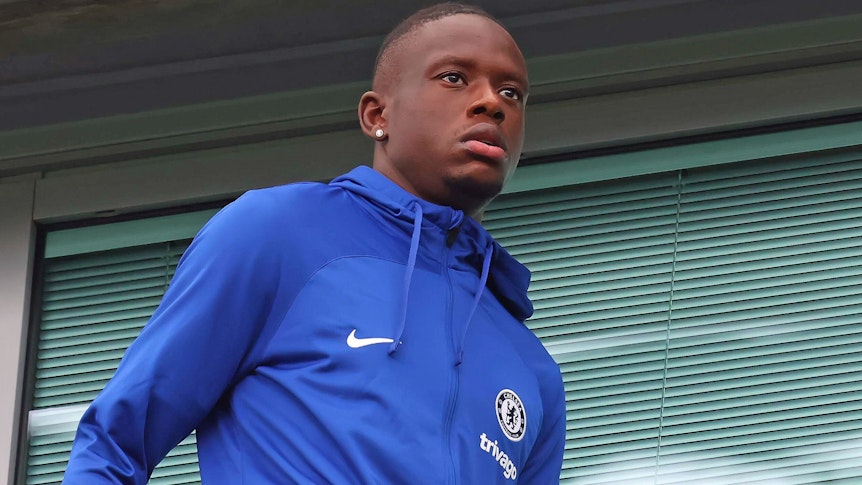 Denis Zakaria, ehemaliger Spieler von Fußball-Bundesligist, steht derzeit bei Chelsea London in der Premier League unter Vertrag. Auf diesem Foto ist der Schweizer am 3. September 2022 an der Stamford Bridge zu sehen. Zakaria trägt eine blaue Trainingsjacke.