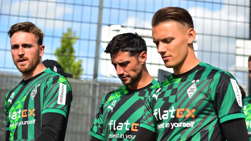 Hannes Wolf (r.) am 07. September 2022 auf dem Weg zum Training von Borussia Mönchengladbach. Neben ihm sind Lars Stindl (M.) und Tobias Sippel (l.).