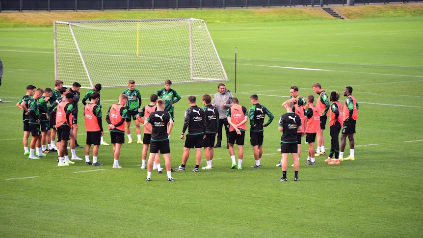 Die Mannschaft von Borussia Mönchengladbach beim Training am 8. September 2022 im Borussia-Park. Trainer Daniel Farke hat das Team in einem Kreis versammelt und spricht zu den Spielern.
