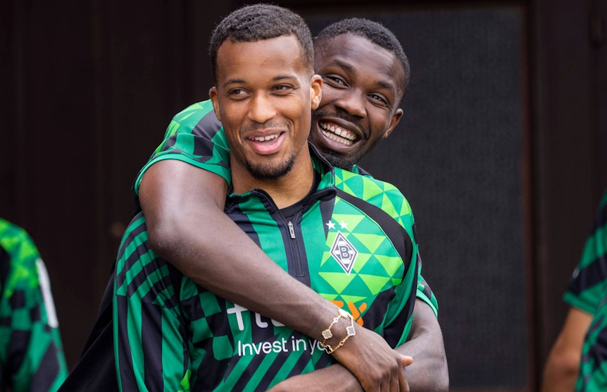 Die Gladbach-Stürmer Alassane Plea (im Vordergrund) und Marcus Thuram, auf diesem Foto am 8. Juli 2022 im Borussia-Trainingslager am bayrischen Tegernsee zu sehen.
