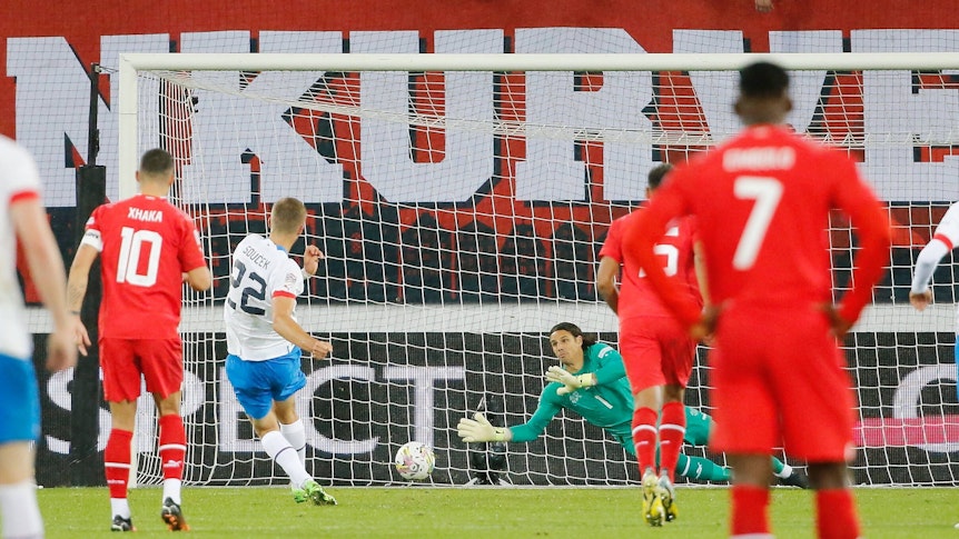 Yann Sommer, Keeper von Borussia Mönchengladbach und der Schweizer-Nationalmannschaft, am 27. September 2022 beim Nations-League-Spiel gegen Tschechien in St. Gallen beim Vereiteln des Elfmeters von Tomas Soucek.