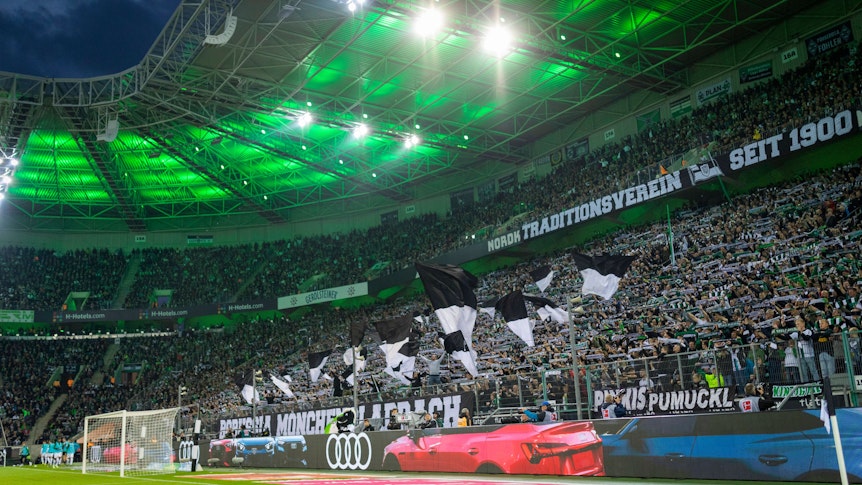 Fans von Fußball-Bundesligist Borussia Mönchengladbach, auf diesem Foto am 17. September 2022 im Borussia-Park zu sehen. Die Anhänger schwenken Fahnen.