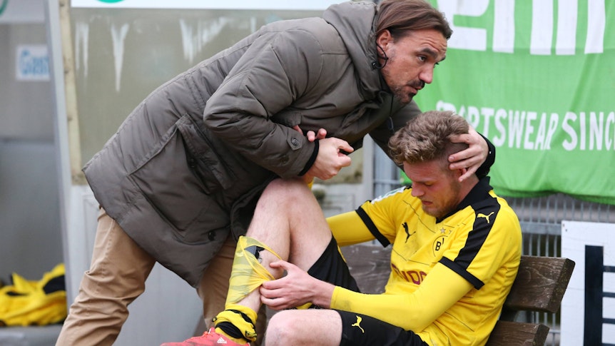 Daniel Farke, heutiger Trainer von Borussia Mönchengladbach, und Marvin Ducksch, heutiger Stürmer bei Werder Bremen, kennen sich noch aus der gemeinsamen Zeit bei Borussia Dortmund. Das Foto zeigt beide am 13. April 2016 beim Auswärtsspiel der U23 in Velbert.